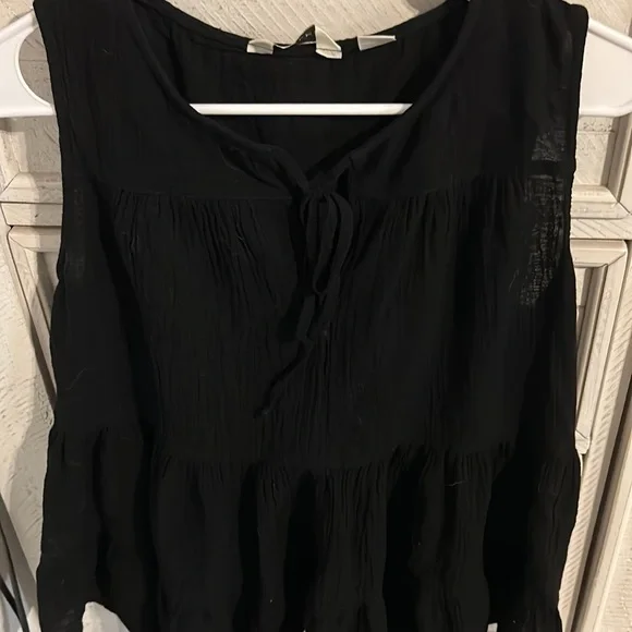 Black loose fitting sleeveless blouse - Picture 2 of 5